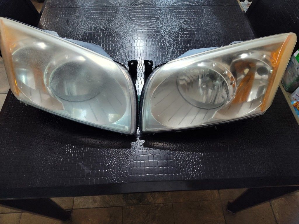 2011 Dodge caliber Heat Used Headlights W/ Bulbs