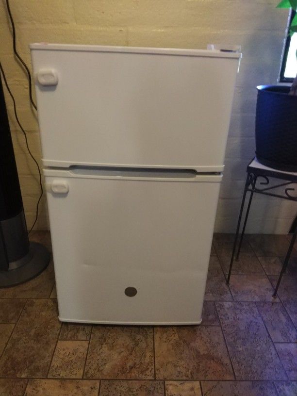 Mini Refrigerator In Good Condition General Electric