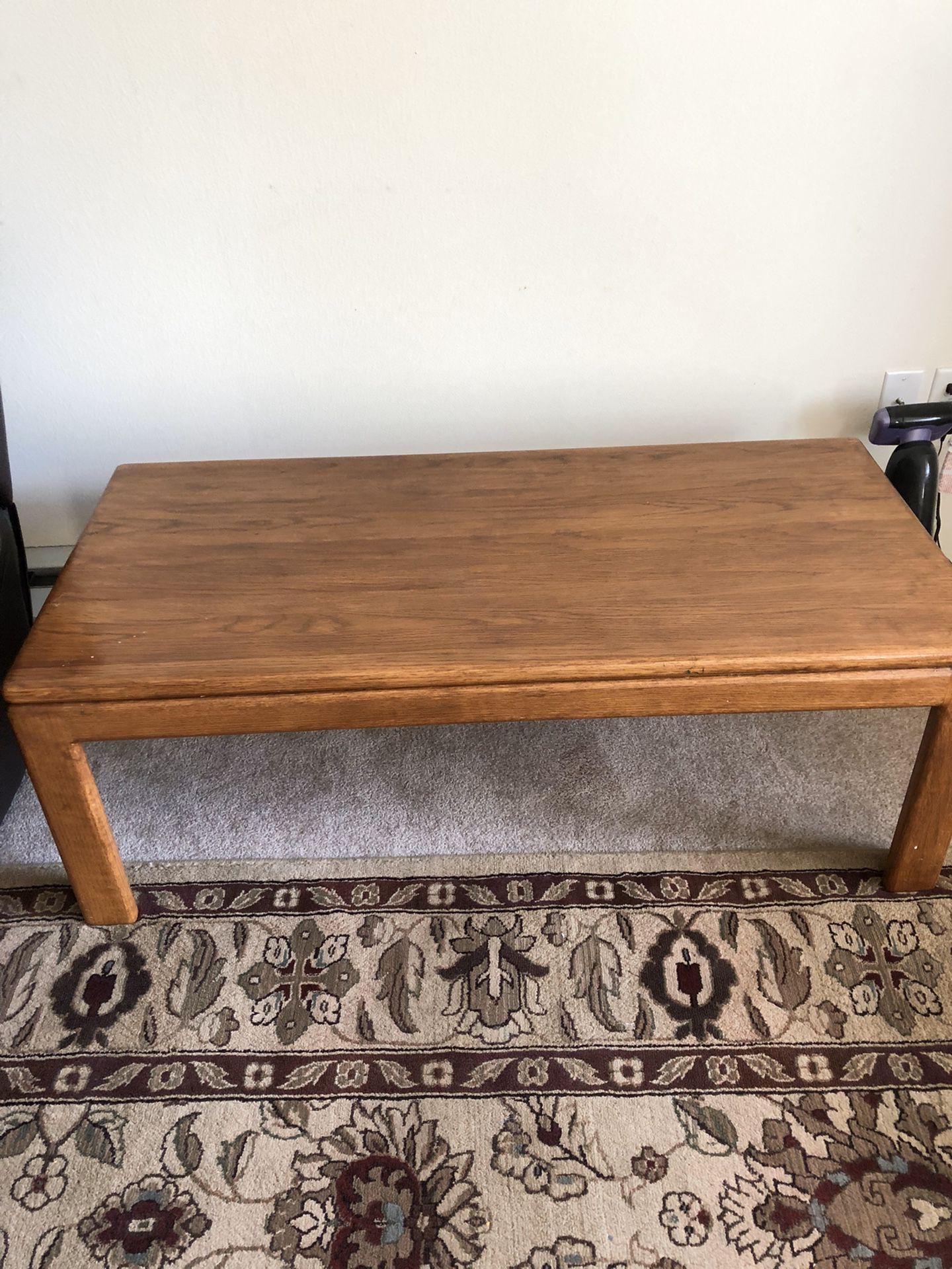 Oak coffee table 24x 49x17 good condition