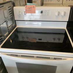 White Whirlpool Glass Top Stove Range  . Warehouse pricing.   Warranty  . Delivery Available . 2522 Market st. 33901