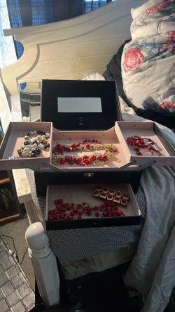 Jewelry box and jewelry
