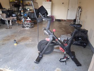 2021 Peloton Bike 2nd Gen Excellent Condition with Accessories - Dallas, TX