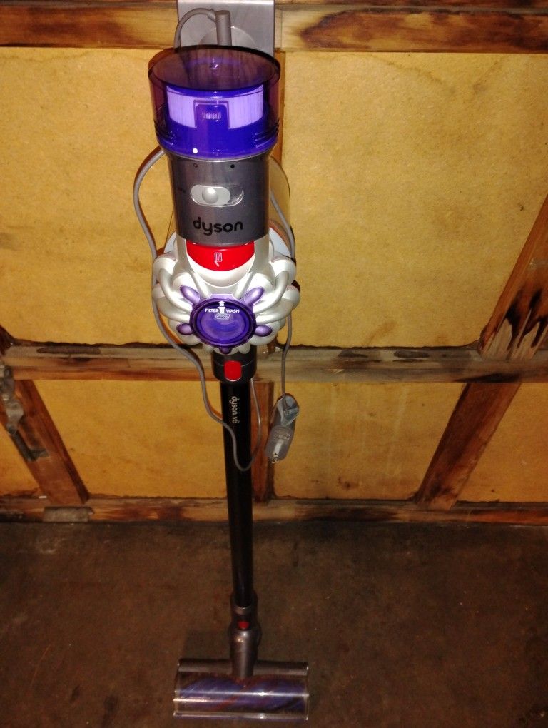 Dyson V8 Vacuum 