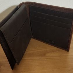 Levi’s Men’s Wallet | Slim Leather Style | Pickup 77015 Today