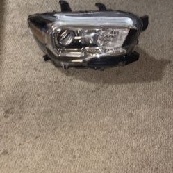 2016-2021 Toyota Tacoma Headlight Passenger Right Halogen w/ LED OEM **3 TABS**