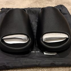 YEEZY SLIDES SIZE 9