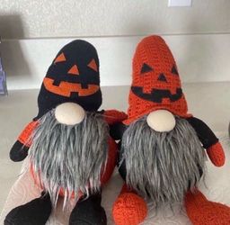 2 HALLOWEEN GNOMES HUGGING