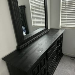 Dresser With Mirror 