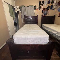 2 Twin Size Beds