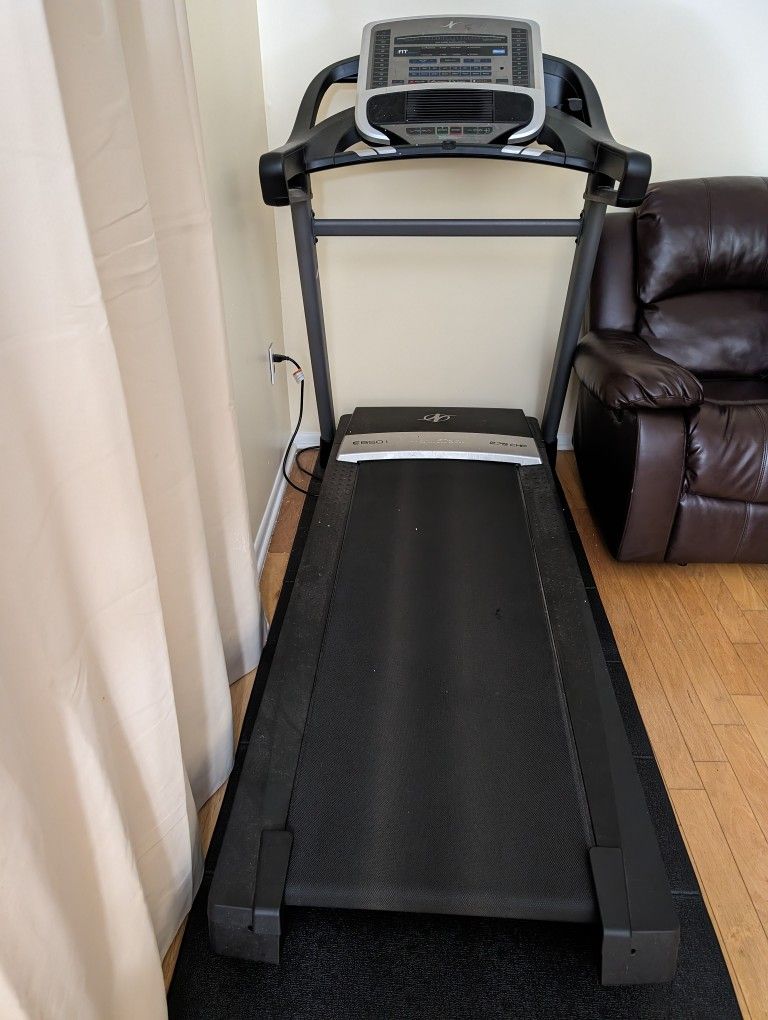 Treadmill Lightly Used - NORDICTRACK C 850i