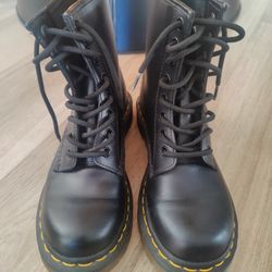 Black Dr Martens Women Size 6