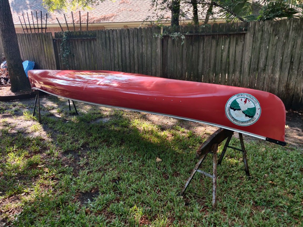 18 ft Sawyer Fiberglass Canoe for Sale in Conroe, TX OfferUp