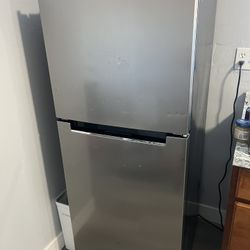 Magic Chef Small Refrigerator 