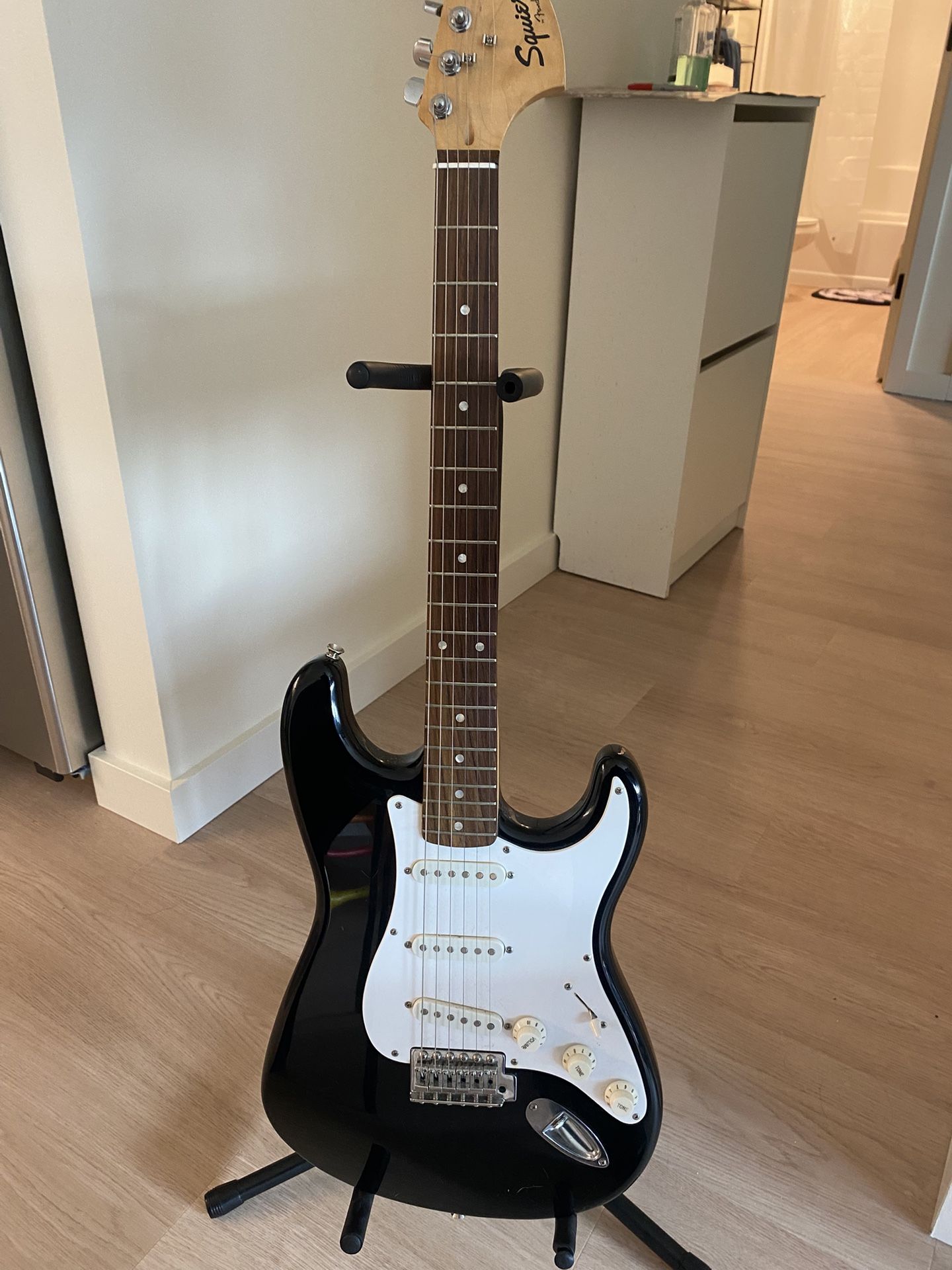 Squier Strat With Stand 