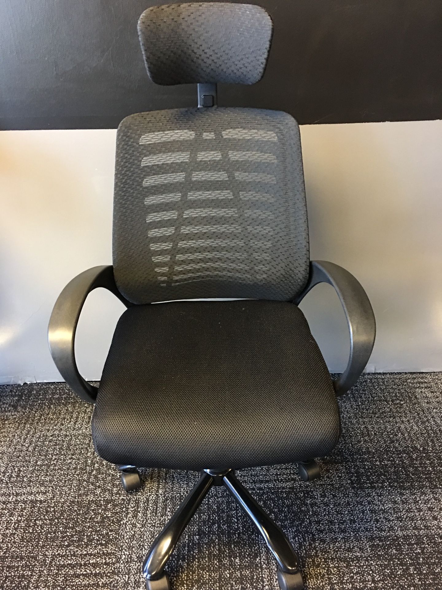 BRAND NEW BLACK ADJUSTABLE MESH OFFICE CHAIR WITH ADJUSTABLE HEADREST