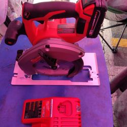Milwaukee Circular Saw 6 1/2 Pila 2.0 Y Cargador 