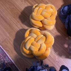 Knot pillows