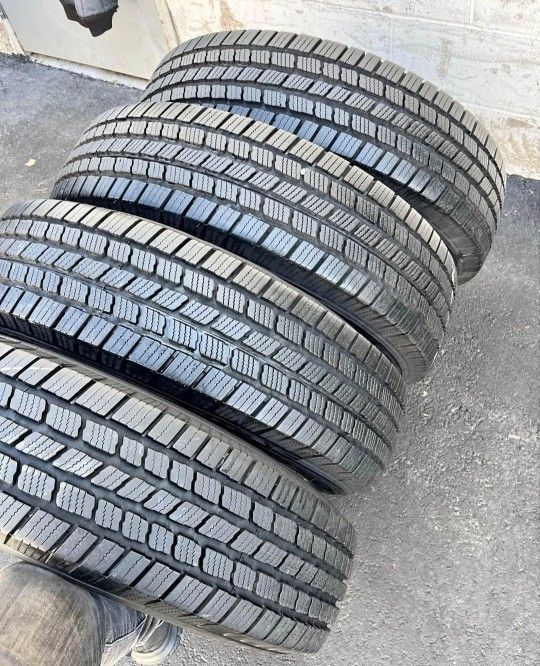 225 75 16 Tires Con 80% De Vida Las 4 De La Marca Michelin