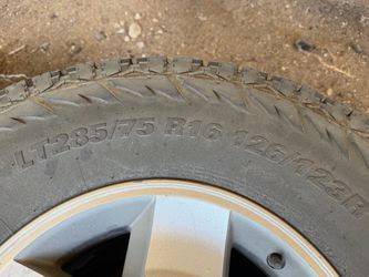 Like new tires and wheels Kumho LT 285/75 R16
