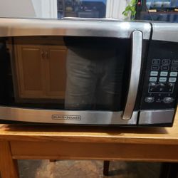 Black and Decker 900 Watt microwave oven