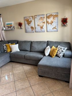 DELIVERY AVAILABLE 🚛! Beautiful and large Sectional couch from Ashley furniture