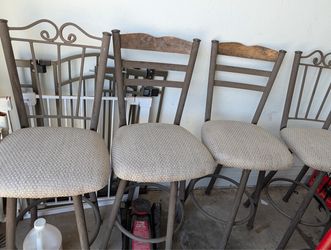 Set of 4 Metal Bar Stools with Cushioned Seats