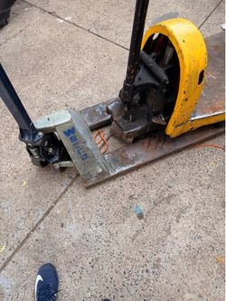 3 pallets jacks