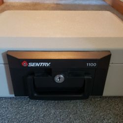 Sentry 1100 Safe with Key - Great Condition 
