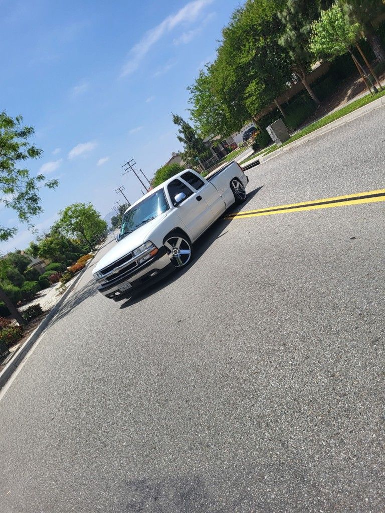 2000 Chevy Silverado V8 Extended Cap 3 DOOR (NO PARTS