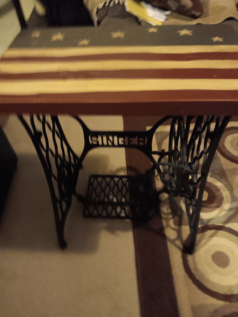 Antique Sewing Machines Table, SINGER,