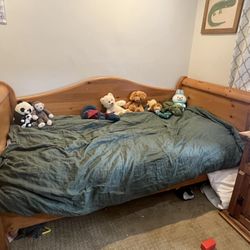 Stunning Solid Pine Daybed Twin Bed 