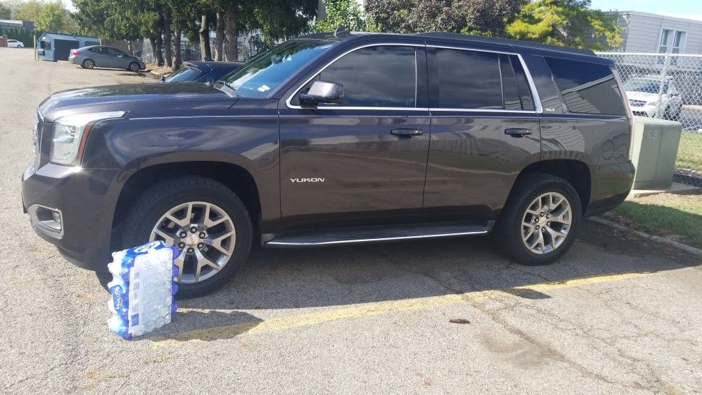 YUKON GMC 2015 COLOR GRIS SLT 13700 Millas