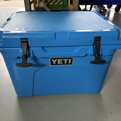 Yeti Tundra 35 Hard Cooler Big Wave Blue 