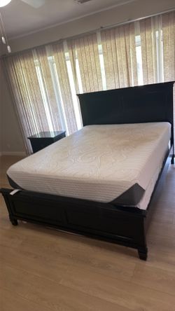 Queen Bed full set: bed , mattress, nightstands, dresser