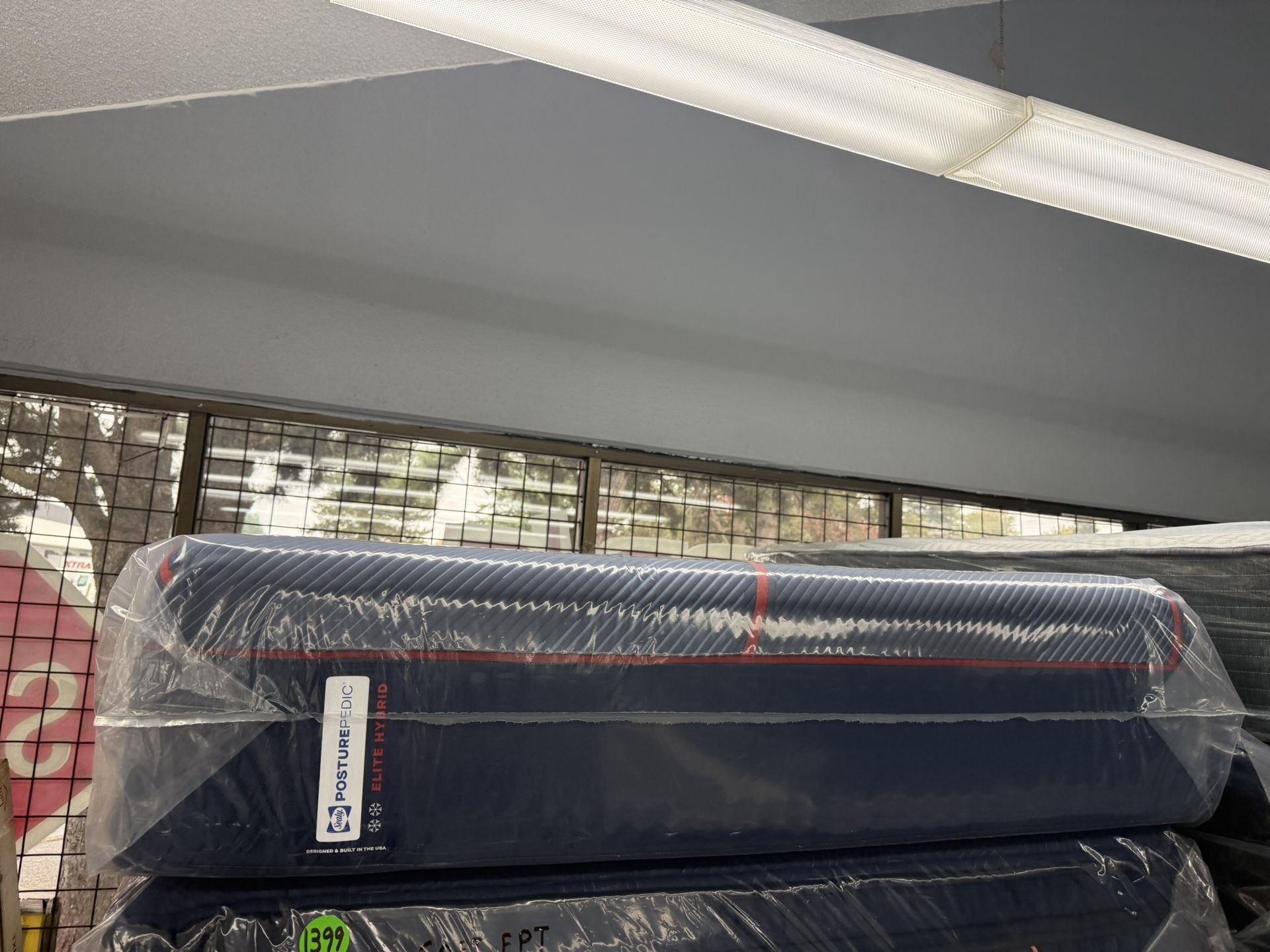 QUEEN SIZE SEALY POSTUREPEDIC ELITE HYBRID (SOFT) MATTRESS & BOX SPRING BED SET