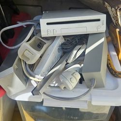 Wii Consul And Wires With 1 Remote And Nun Chuk