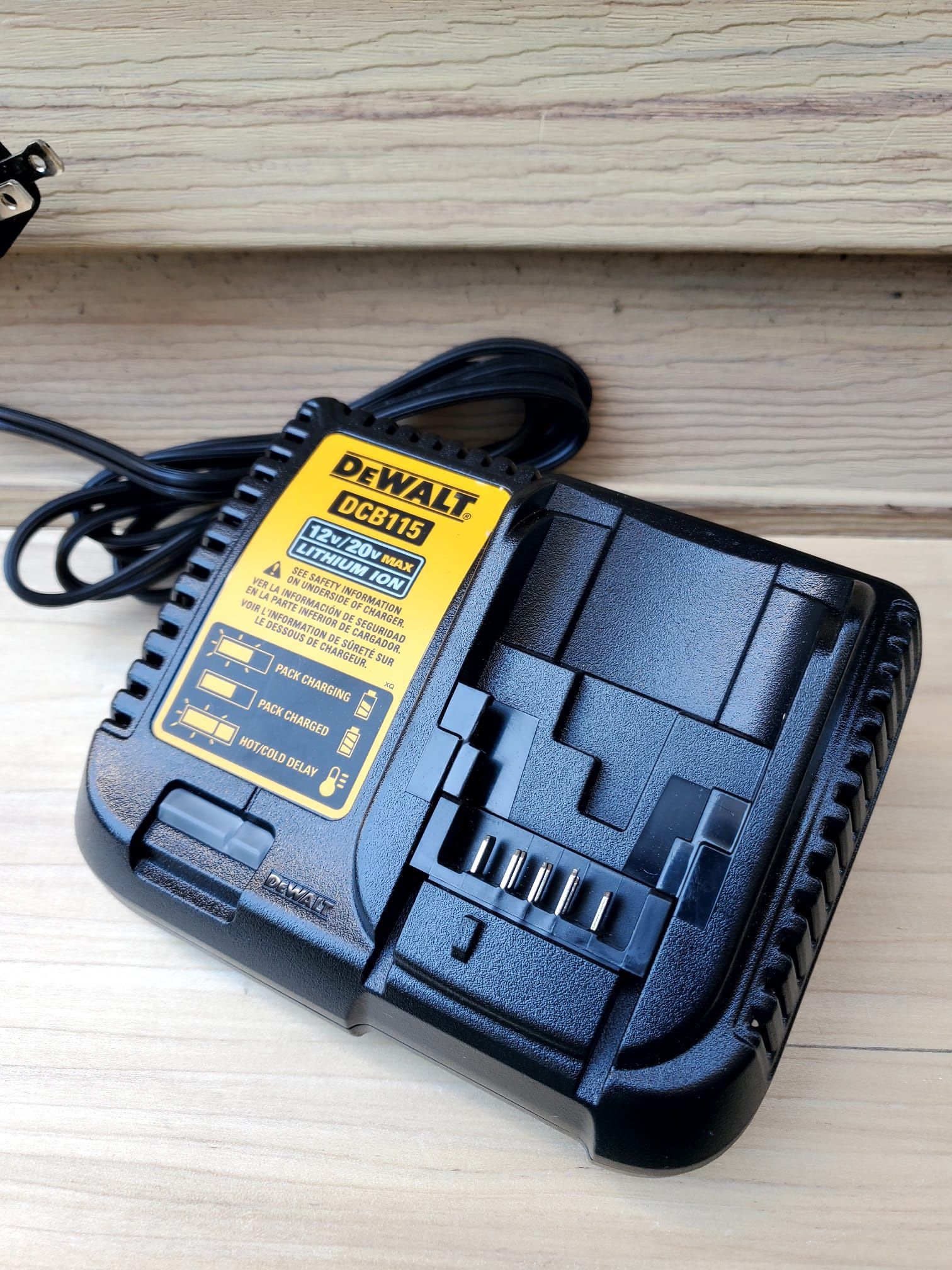 DeWalt 20V Cargador NUEVO!!! DeWalt 20V Charger NEW!!!!