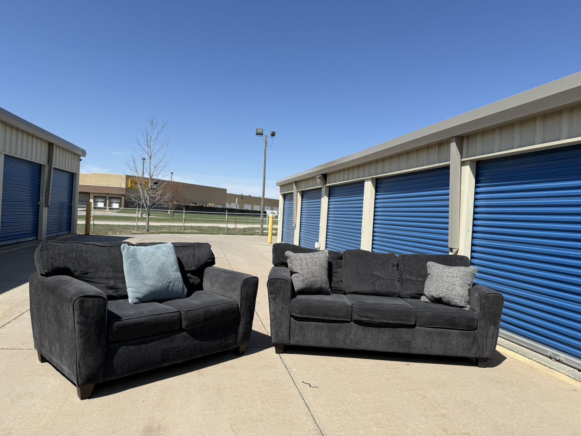 DELIVERY AVAILABLE 🚚🚛🚚 Beautiful Gray Couch And Loveseat
