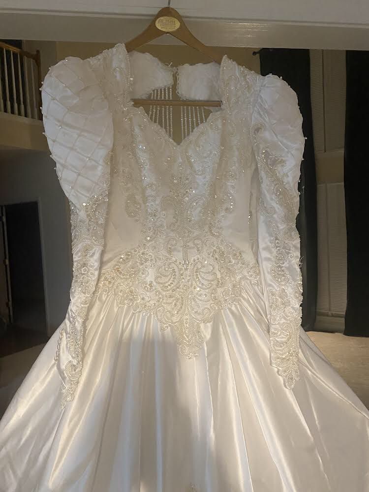 BEAUTIFUL BEADED CRYSTAL WEDDING DRESS/BALL GOWN, SWEET 16, DEBUTANTE, QUINCEANERA, SIZE 8 FIT FOR A QUEEN! ALL SALES FINAL NO RETURN, CASH ONLY, NO S