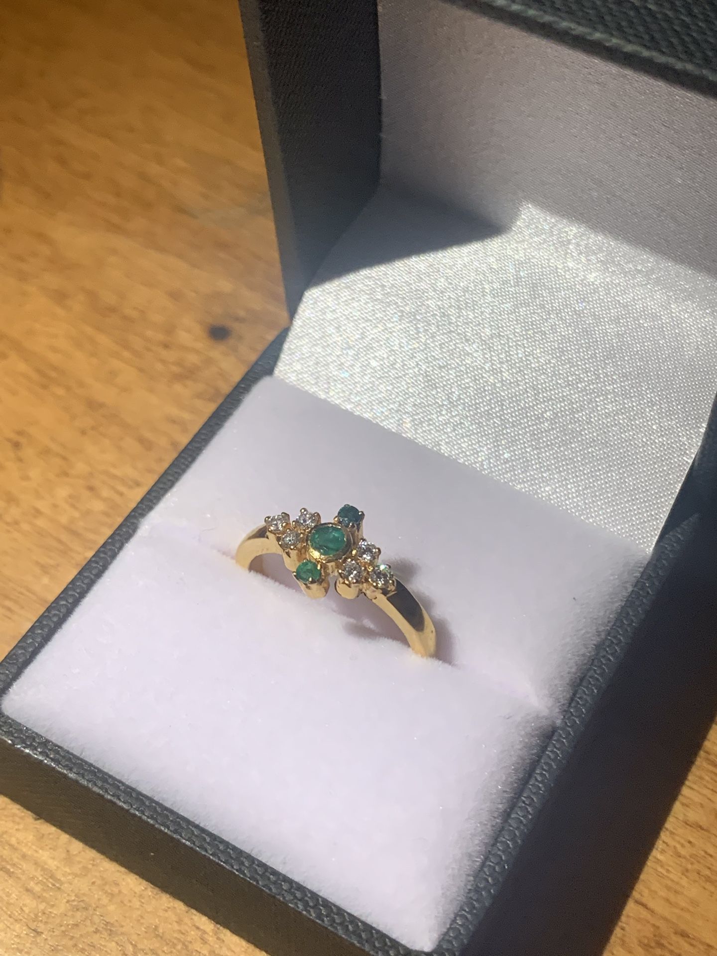 18k Gold Ring With Emerald And Diamonds