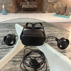 Oculus Quest, Gray | Practically Brand New, With Carry Case