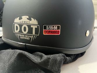 Dos cascos para motociclistas totalmente nuevos