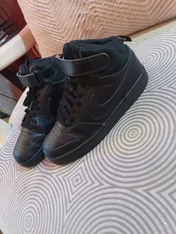 Nike Court Borough mid2 w Velcro  Size 6.5 GREAT CONDITION