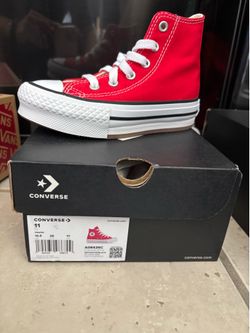 Little kids converse