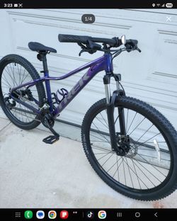 New trek mountain bike size adult small Wheels 27.5 Multiple Speeds Hydraulic Disc brakes  ridden 2 times