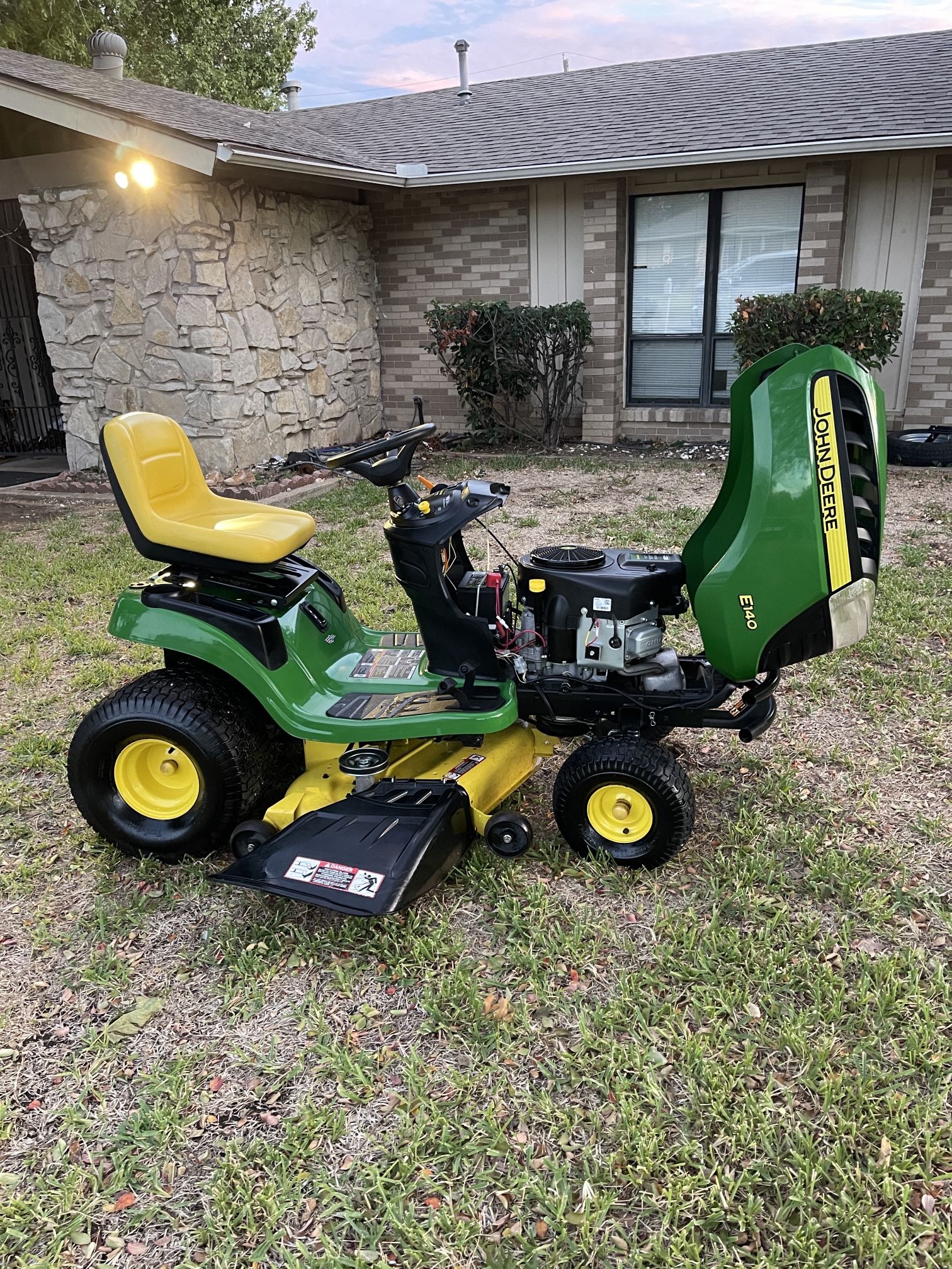 140 48 in. 22 HP V-Twin Gas Hydrostatic Riding Lawn Tractor