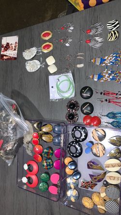 Tons of Vintage EARRINGS!! Nice!!