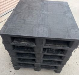 Heavy duty plastic pallets $25 each flat top