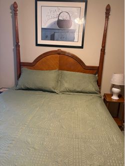 Queen size 4 poster bed.