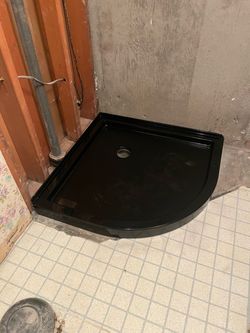 Shower base pan. Dreamline 36x36 quarter round.  Corner is chipped